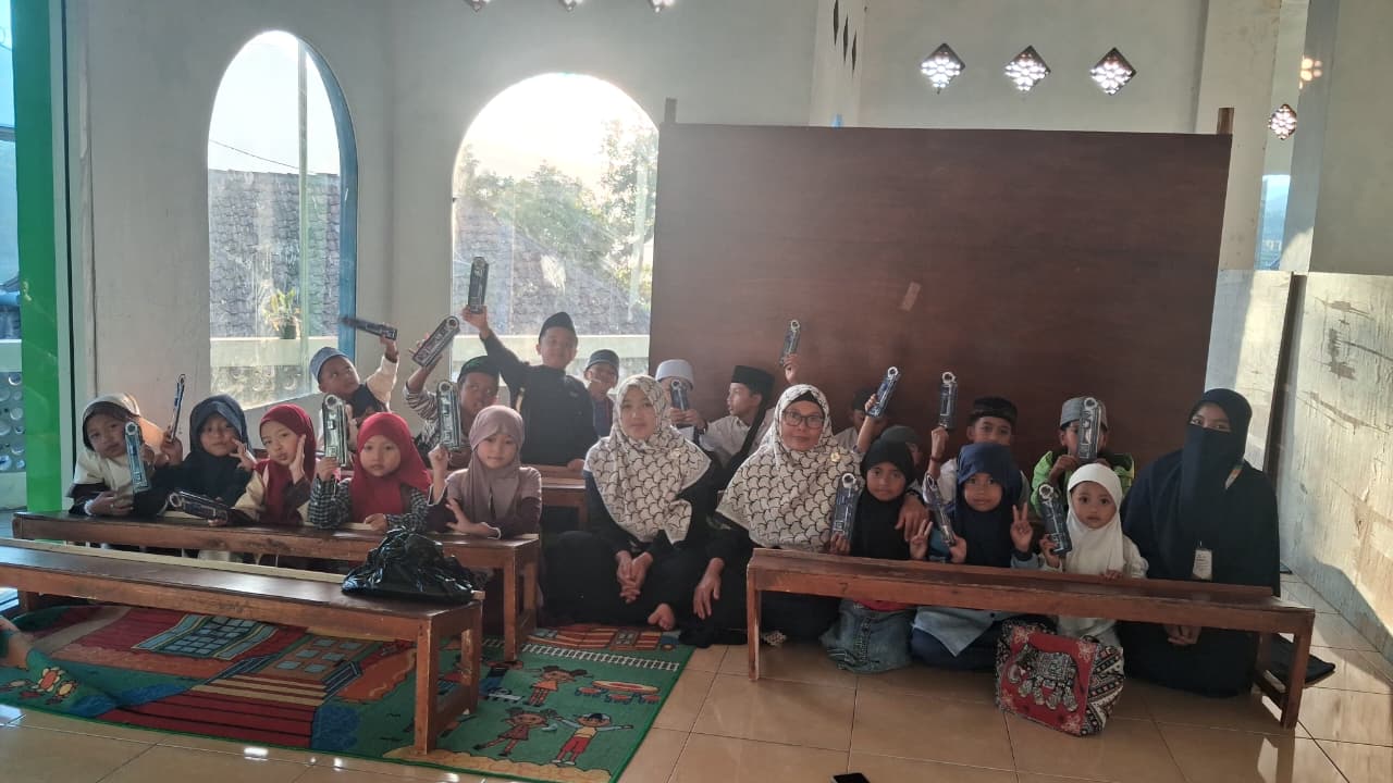KKN MAs Kelompok 100 Dampingi Anak-Anak Belajar Mengaji di TPQ Dusun Bunder